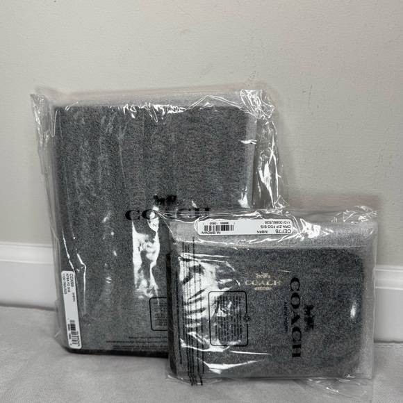 NWT Coach Notebook & Corner Zip Wristlet in Loved Signature Canvas Black/ Gold - Picture 4 of 4